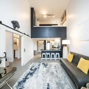 modern-downtown-top-floor-penthouse-with-bay-views.seattlehotelsites.com/